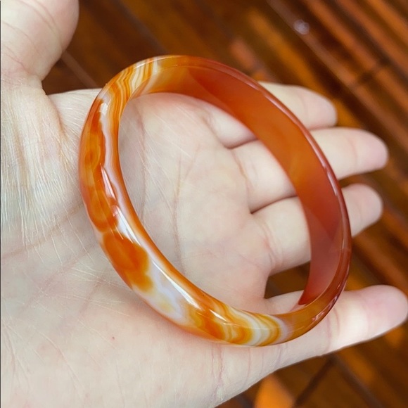 Red Orange White D Shape Agate Bangle Bracelet - Picture 4 of 9